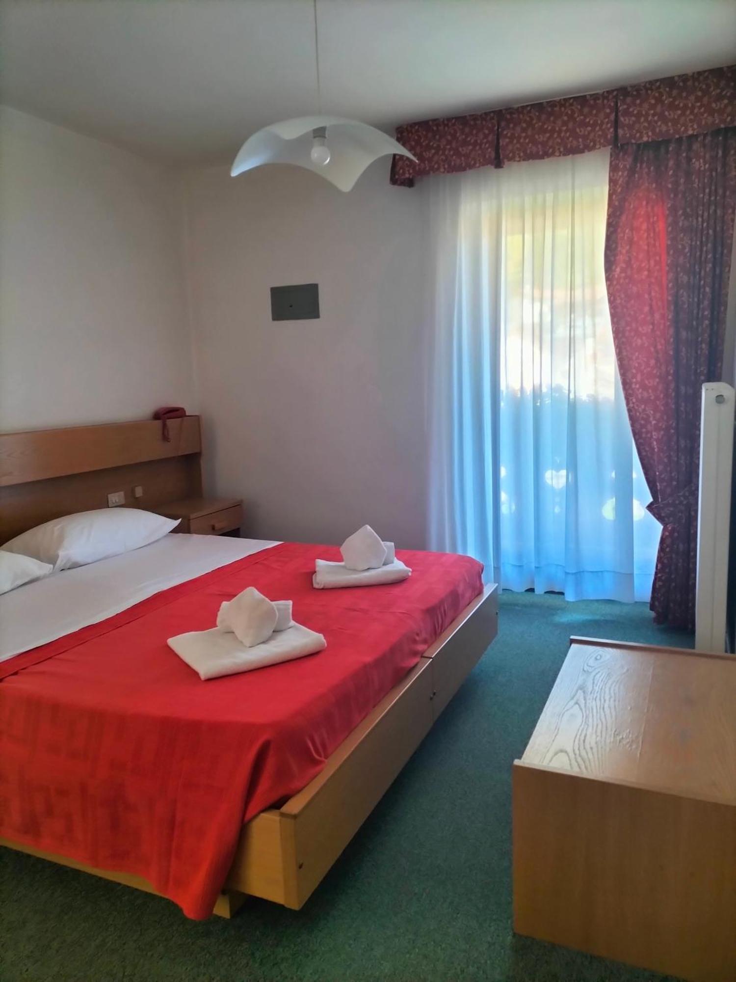 Hotel Vael ヴィーゴ・ディ・ファッサ エクステリア 写真